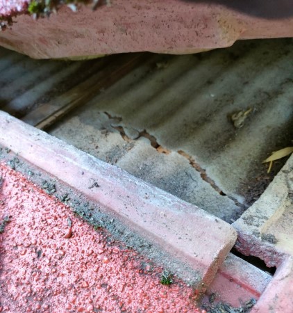 ルーフィングの破れ　雨漏り原因